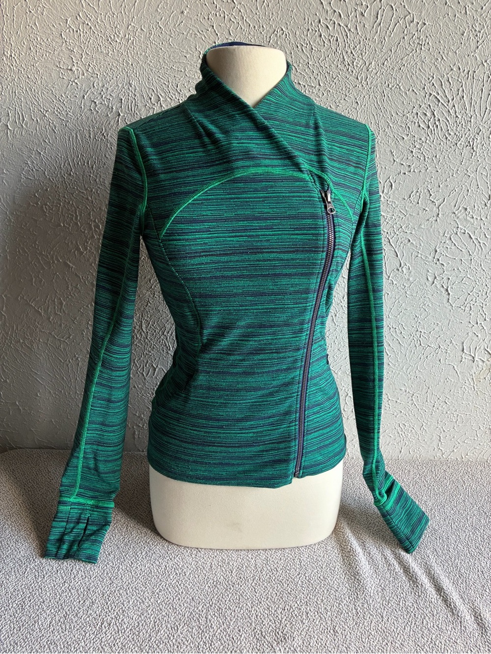 lululemon Precision Jacket
Cyber Jungle Hero Blue
Women's Size 6.